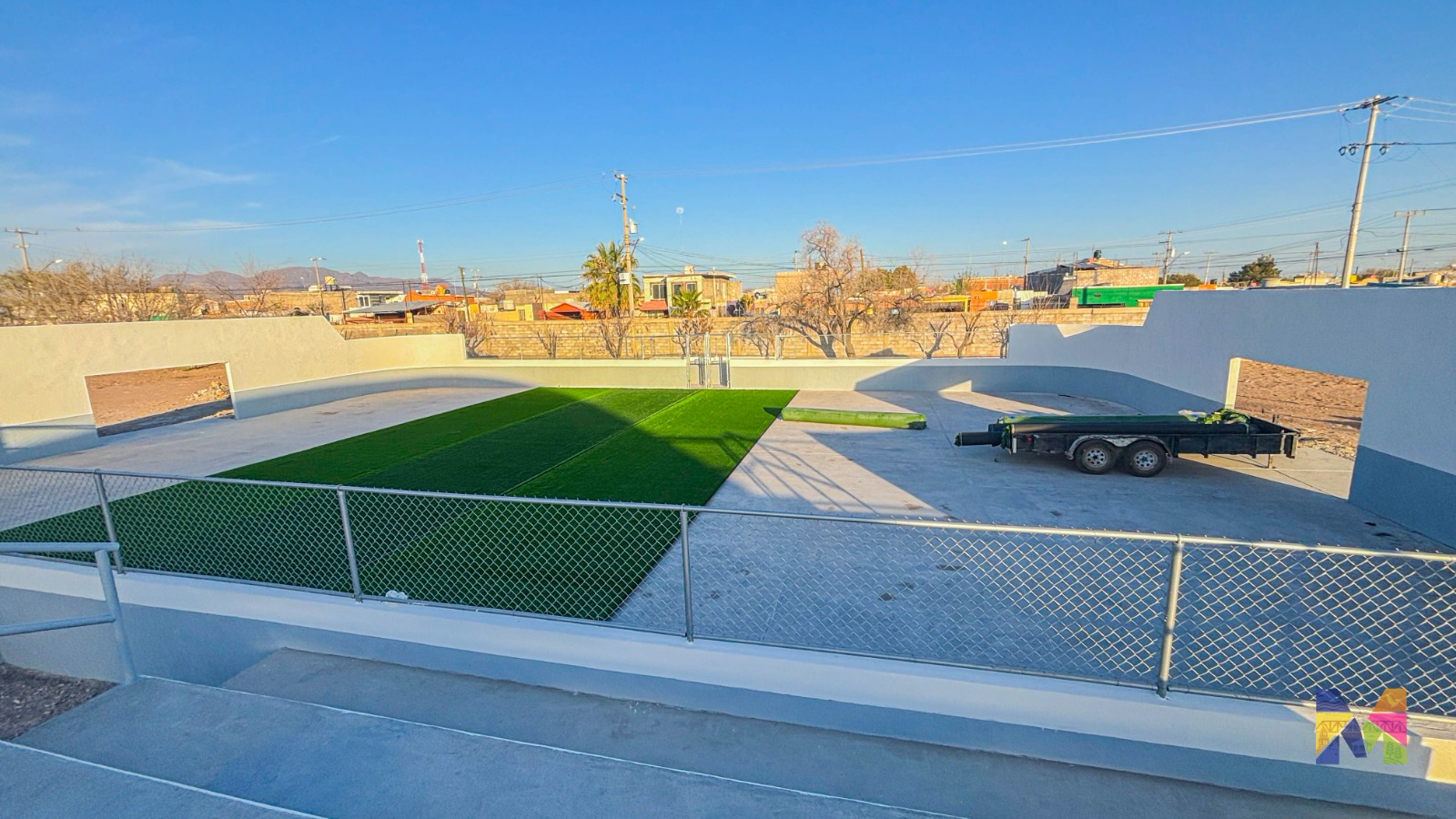 Instalan pasto sintético en cancha de fútbol rápido de la Secundaria Técnica 39 en Meoqui