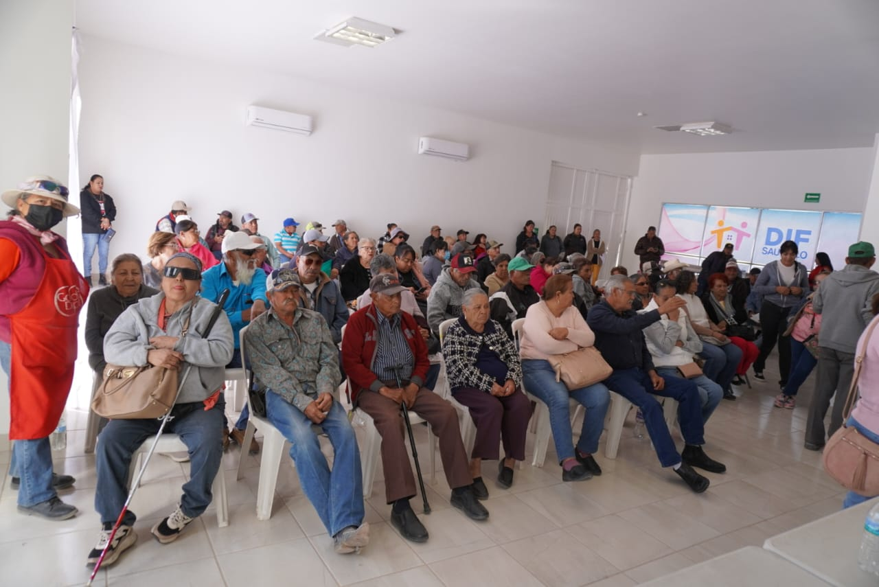 Fito Gardea acerca cirugías visuales a quienes más lo necesitan