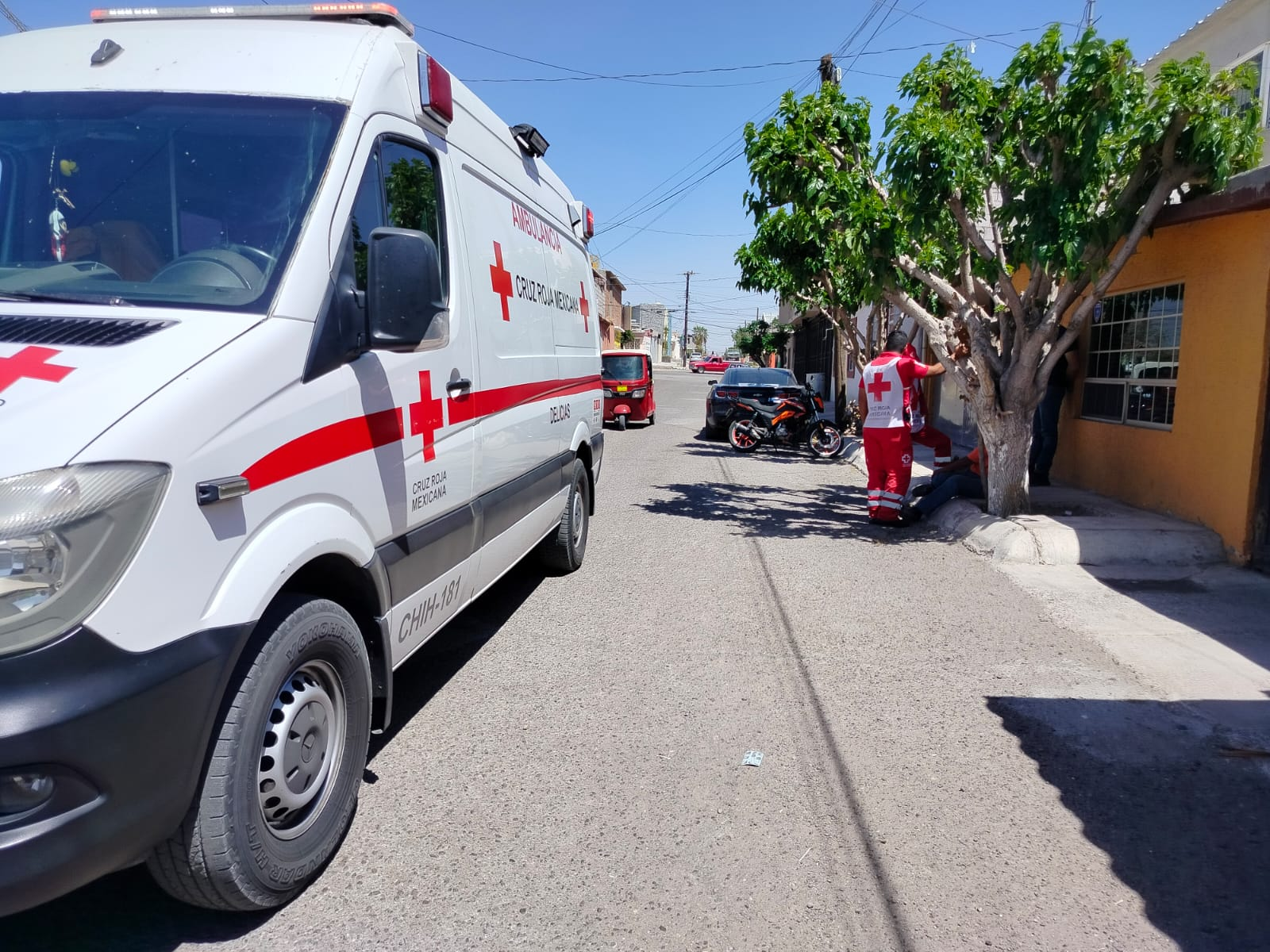 HOMBRE SUFRE CRISIS EPILÉPTICA Y MOVILIZA A PARAMÉDICOS EN EL SECTOR SUR