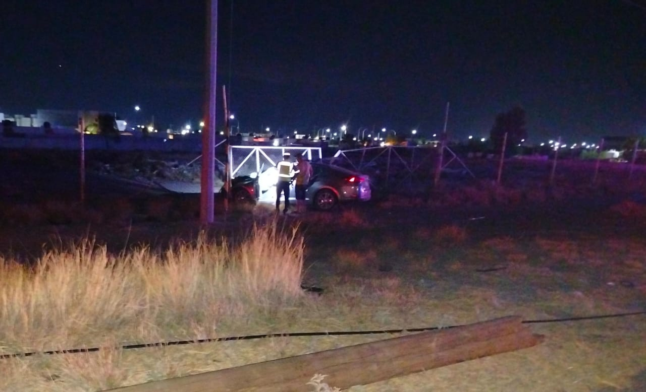 IMPACTÓ POSTE DERRIBÓ CABLES Y GENERÓ CAOS VIAL EN LA CARRETERA
