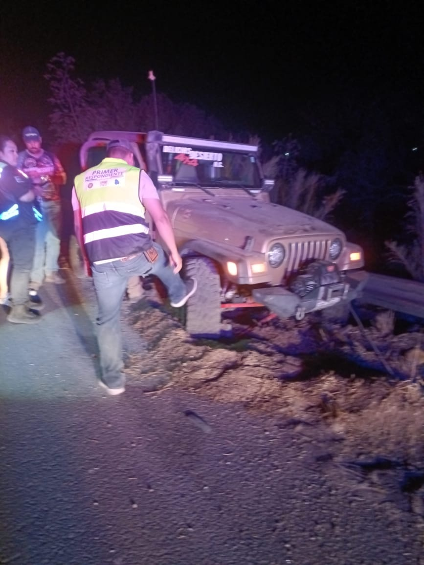 ACCIDENTE EN LA CARRETERA FEDERAL 45: PRIMEROS RESPONDIENTES APOYAN A TRIPULANTES