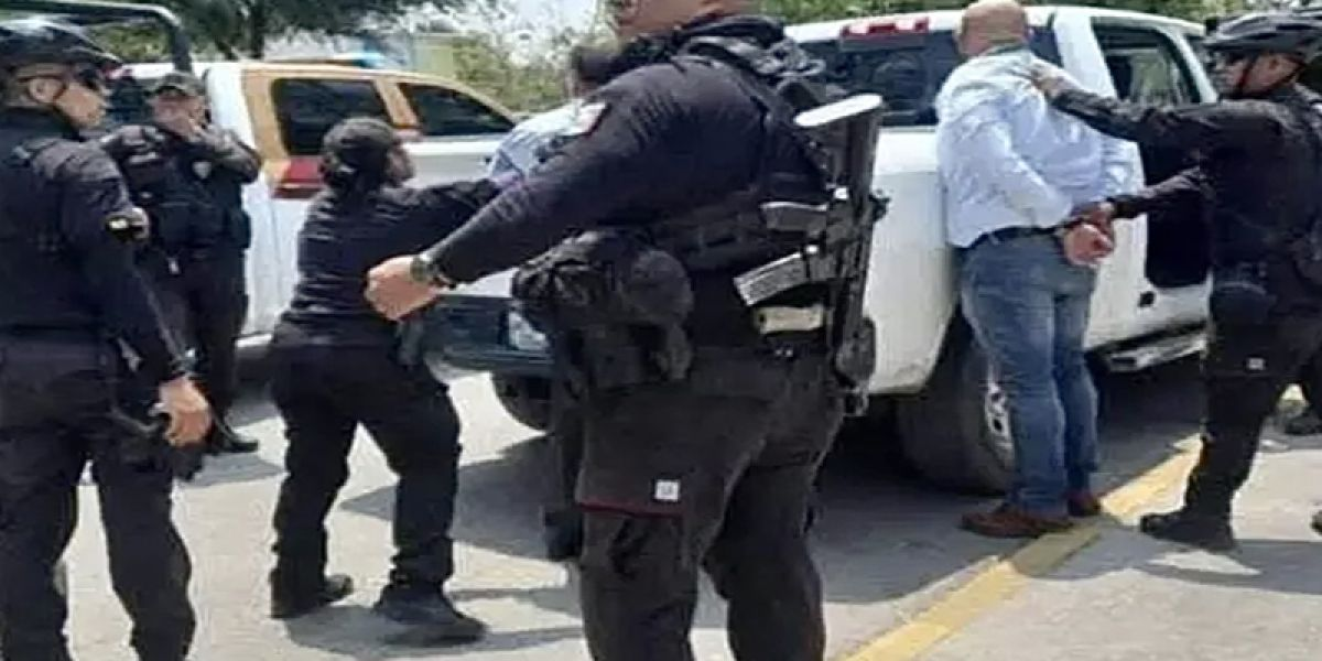 Amenaza a policías con arma falsa tras choque; lo detienen
