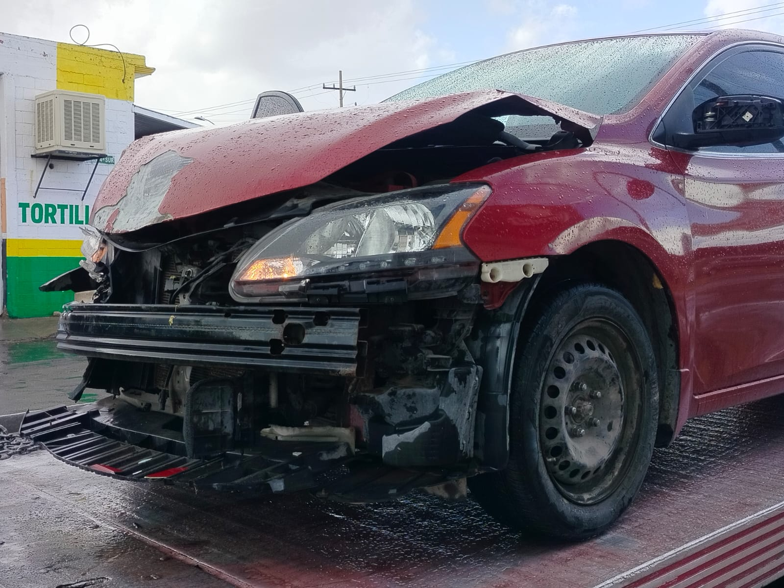 SENTRA OMITE ALTO E IMPACTA A PICK UP, HAY DAÑOS POR 60 MIL PESOS