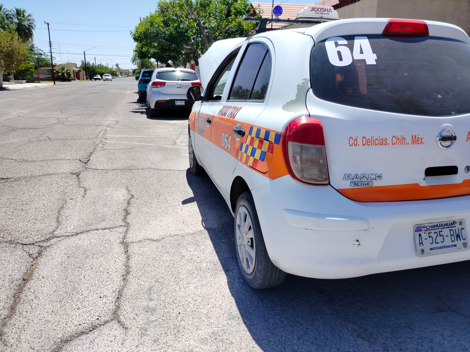 CHOQUE ENTRE VEHÍCULOS DEJA DAÑOS POR $10,000 PESOS EN LA AVENIDA RÍO FLORIDO
