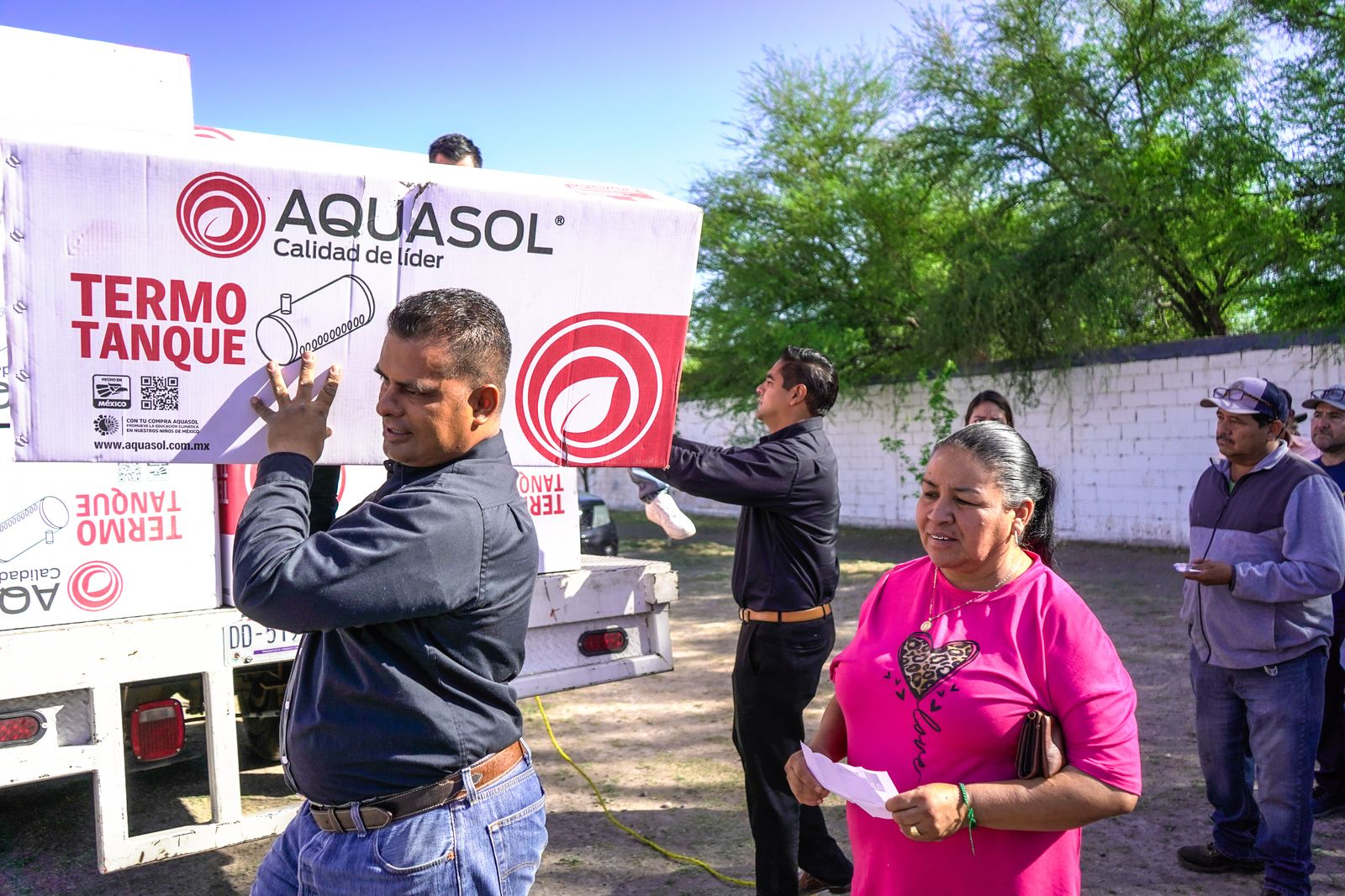 Entrega Fito Gardea 54 Boilers Solares a Bajo Costo en Saucillo; Invitan a la Ciudadanía a Aprovechar el Programa