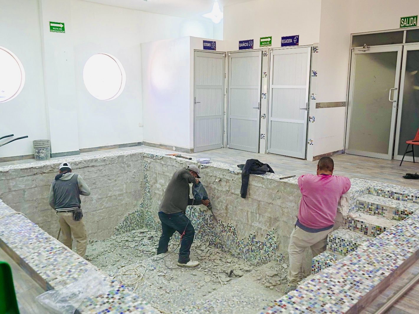 Fito Gardea rehabilita Tanque Terapéutico de la UBR en Saucillo