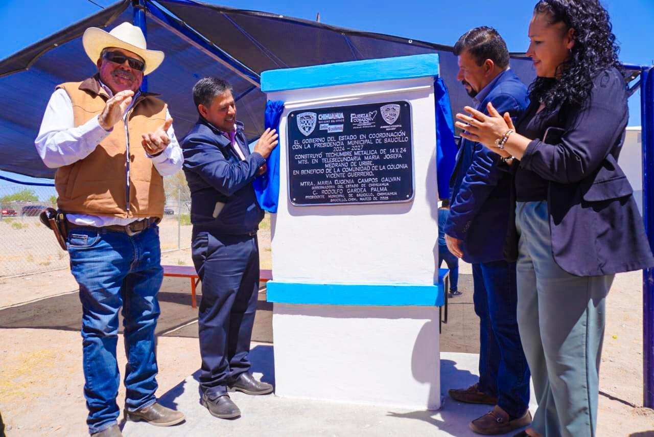 Entrega Fito Gardea techumbre en la Telesecundaria María Josefa Medrano de Uribe