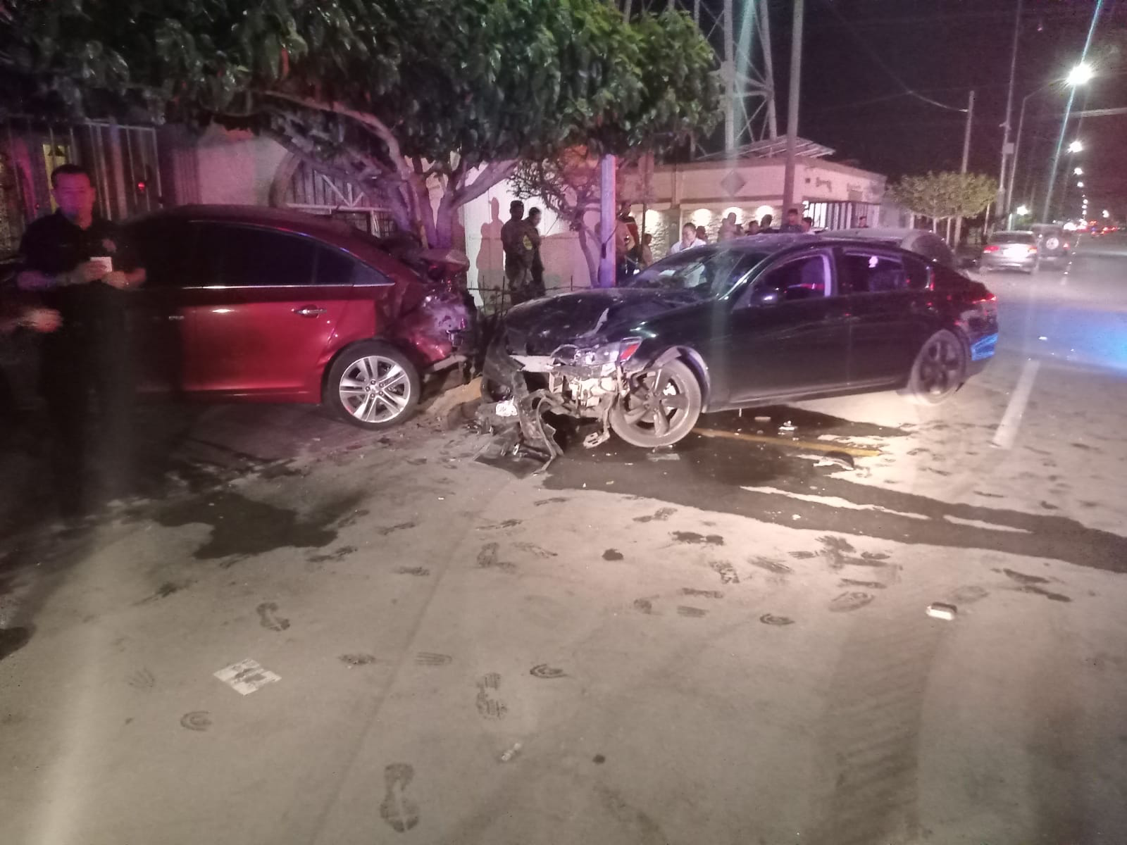 FUERTE CHOQUE; RESPONSABLE INTENTÓ HUIR 