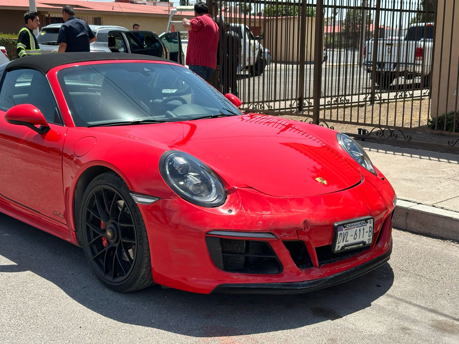 CAMIONETA SE PASA ALTO Y CHOCA CONTRA UN AUTO DE 2 MILLONES DE PESOS