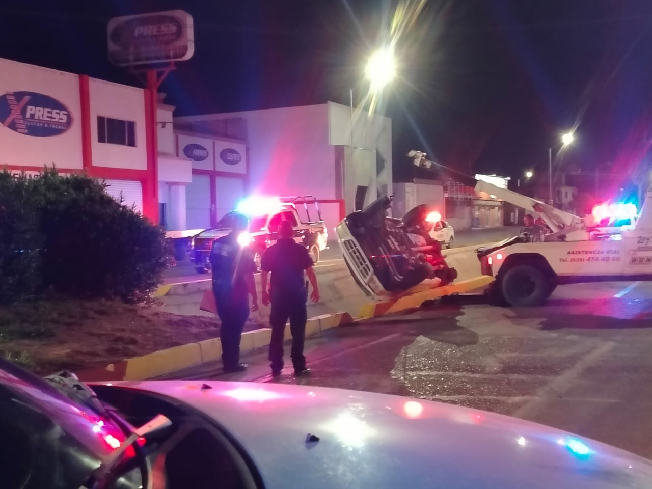 CAYÓ PICK UP A CANAL EN EL BOULEVARD CONAÍ, CONDUCTOR RESULTÓ ÍLESO