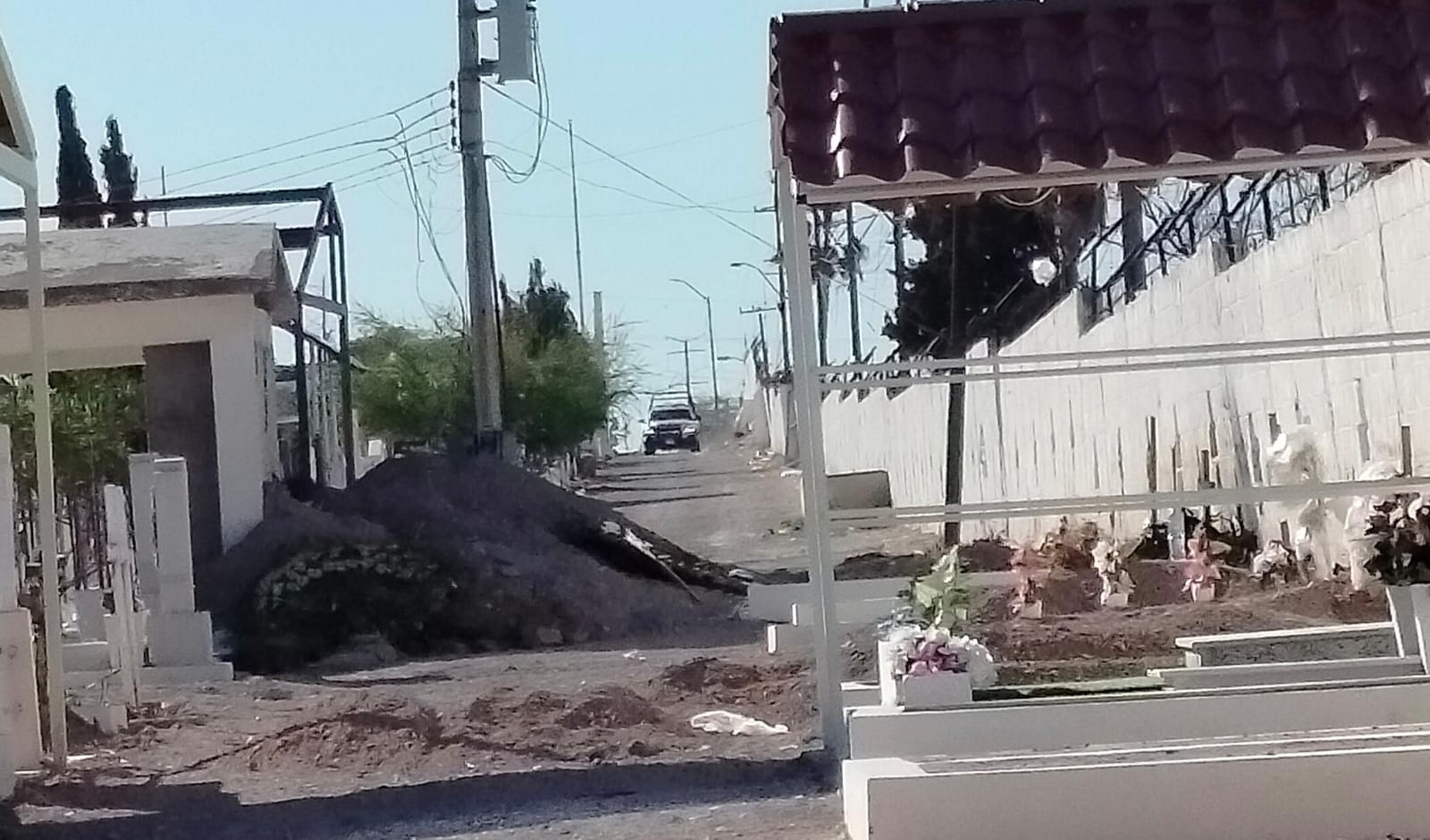MOVILIZACIÓN POLICIACA EN PANTEÓN MUNICIPAL TRAS REPORTE DE DAÑOS A VIVIENDA