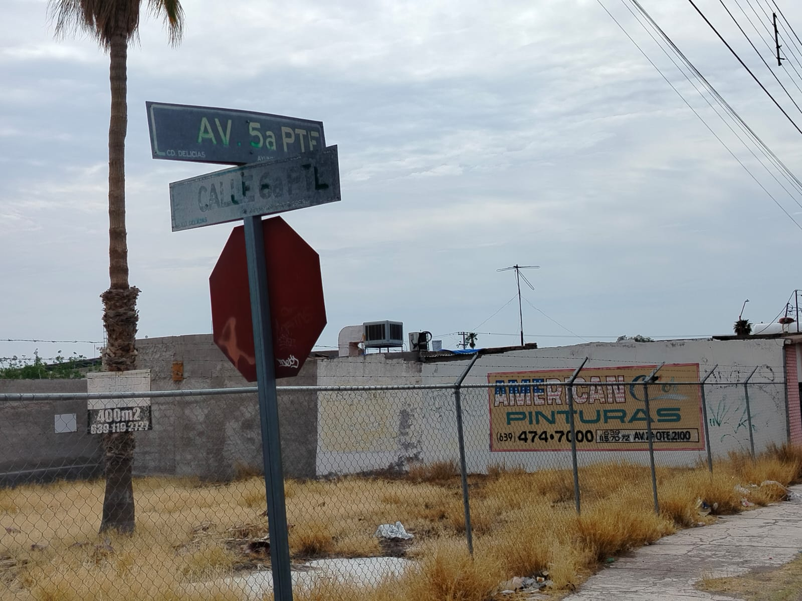 VECINOS ALERTAN SOBRE CASA A PUNTO DE COLAPSAR