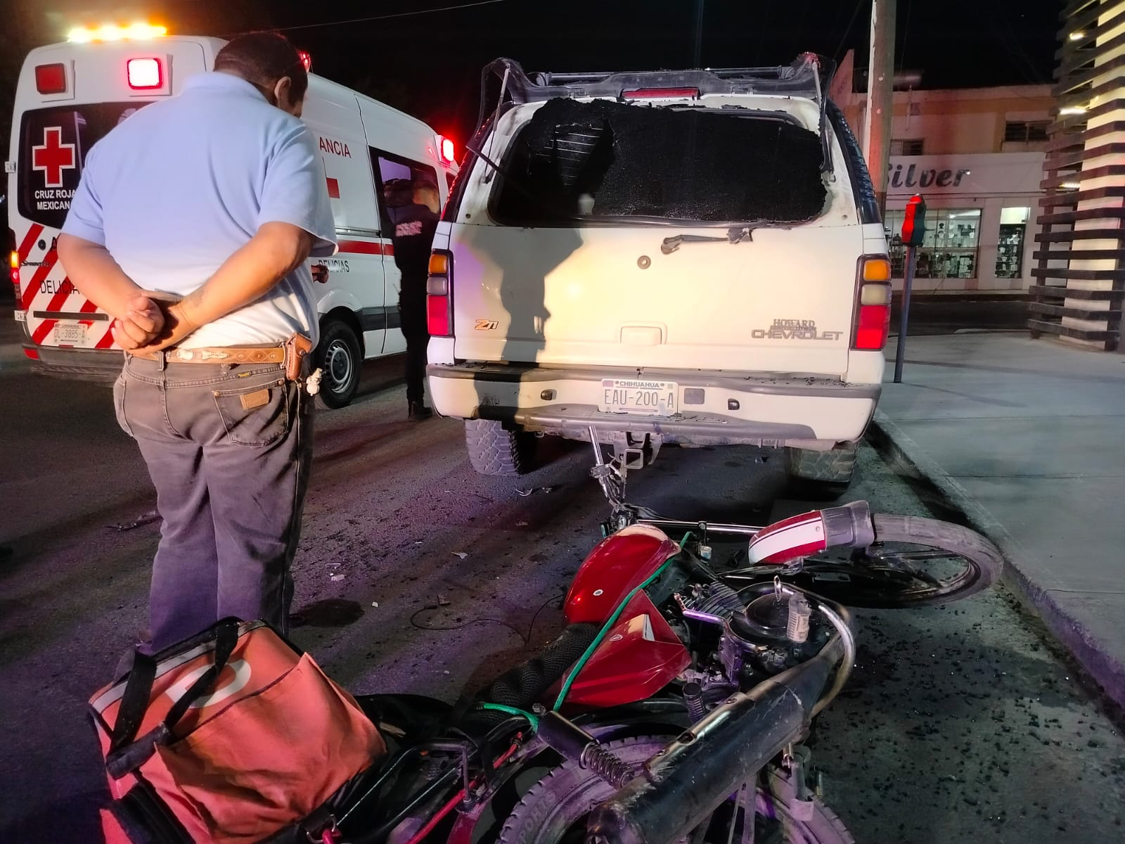 MOTOCICLISTA IMPACTÓ VEHÍCULO ESTACIONADO, EN PLENO CÍRCULO DE LA PLAZA CARRANZA