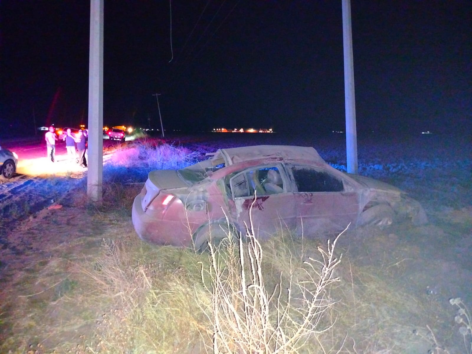 VOLCÓ VEHÍCULO EN CARRETERA DELICIAS A NAICA Y CONDUCTOR HUYÓ