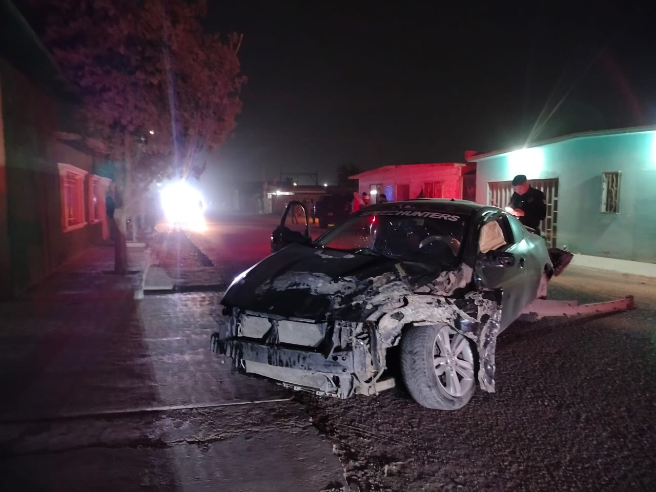 CHOQUE EN COLONIA REVOLUCIÓN DEJA DOS VEHÍCULOS DAÑADOS Y UN PUESTO DE COMIDA DESTRUIDO