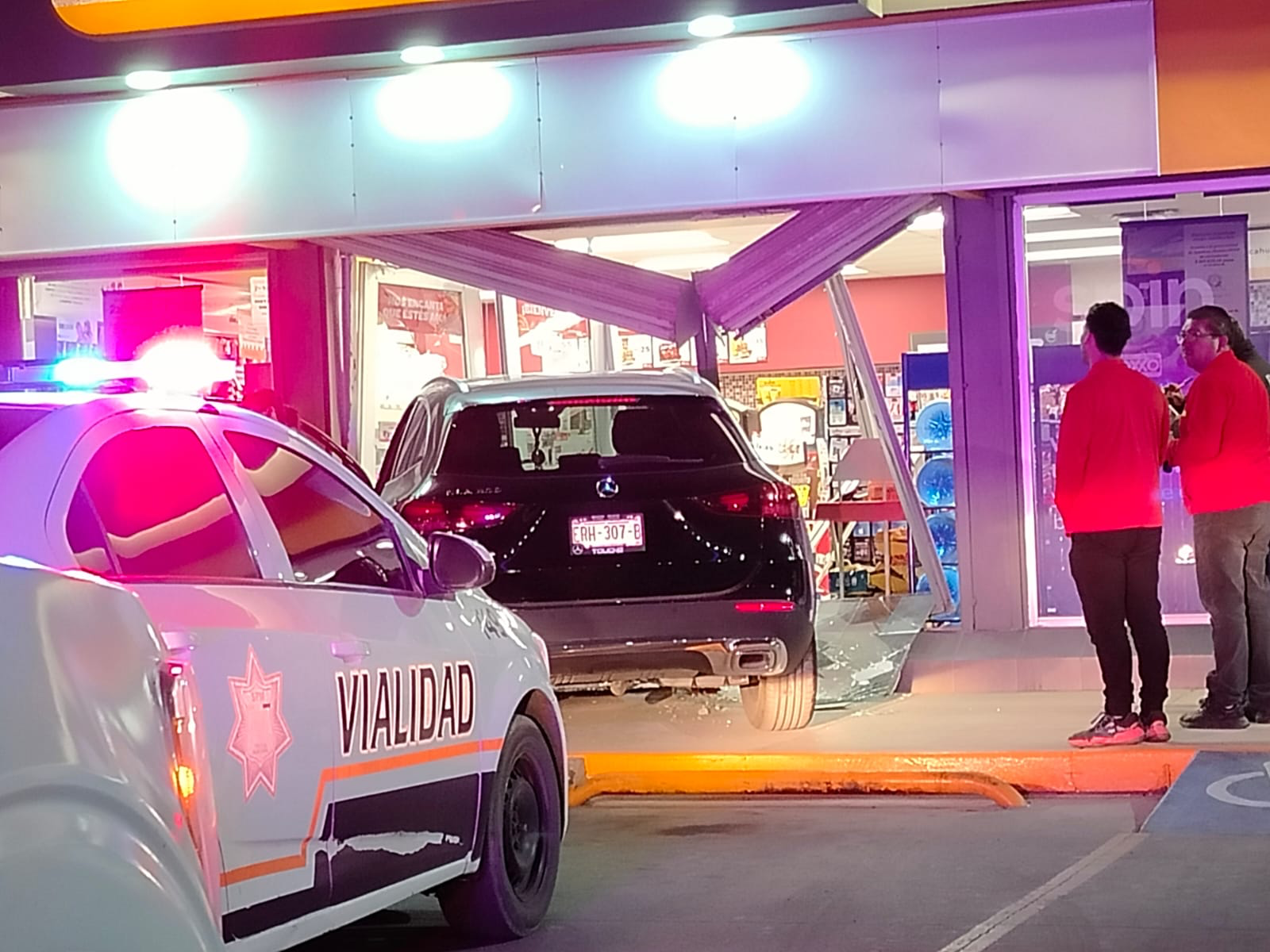 ABUELITA CONFUNDIÓ FRENO CON ACELERADOR Y SE ESTRELLÓ .oDxCONTRA OXXO EN LOS CIPRESES