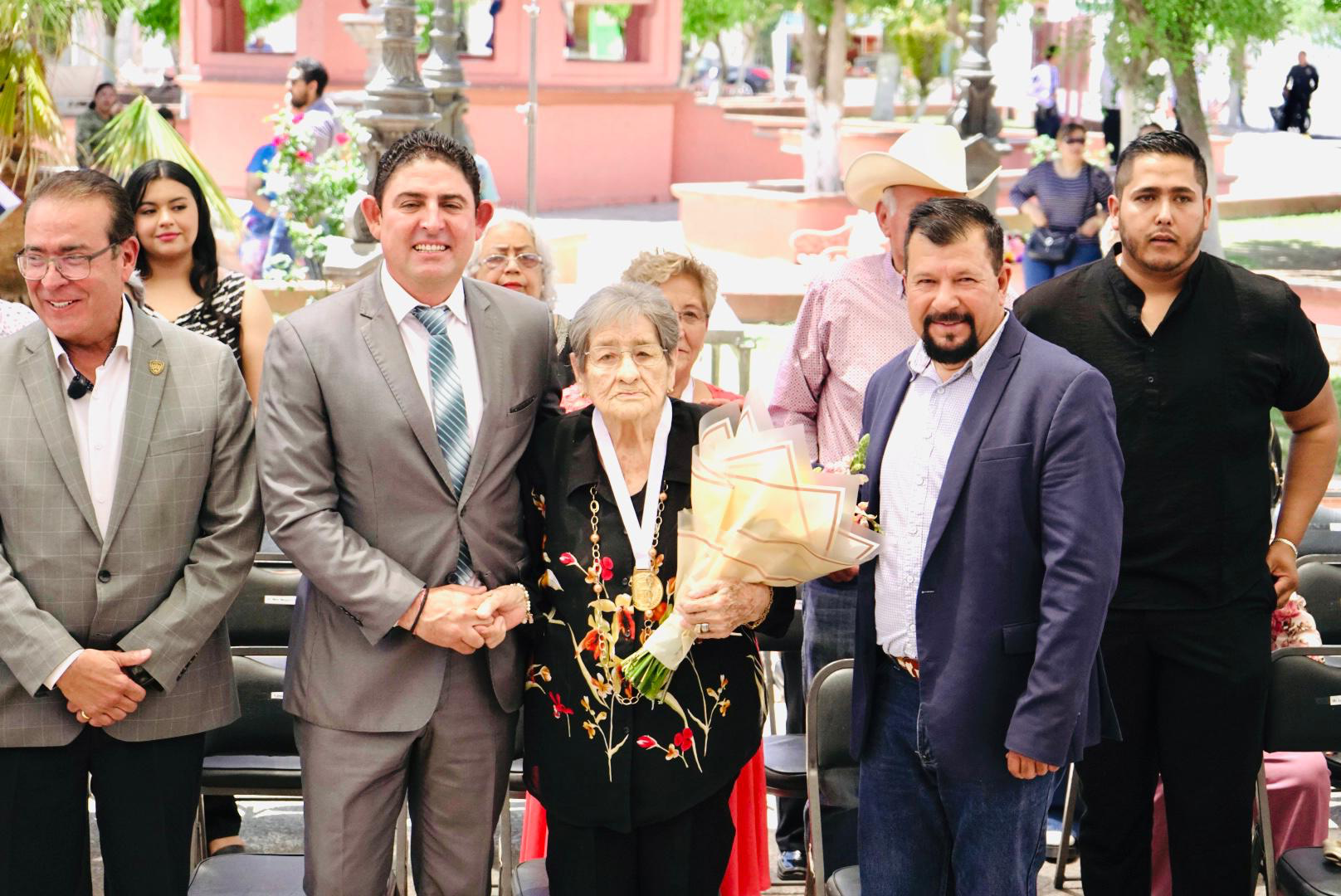 Fito Gardea acompaña a Pepe Andujo en entrega de la Medalla al Mérito Ciudadano 2025 en Rosales