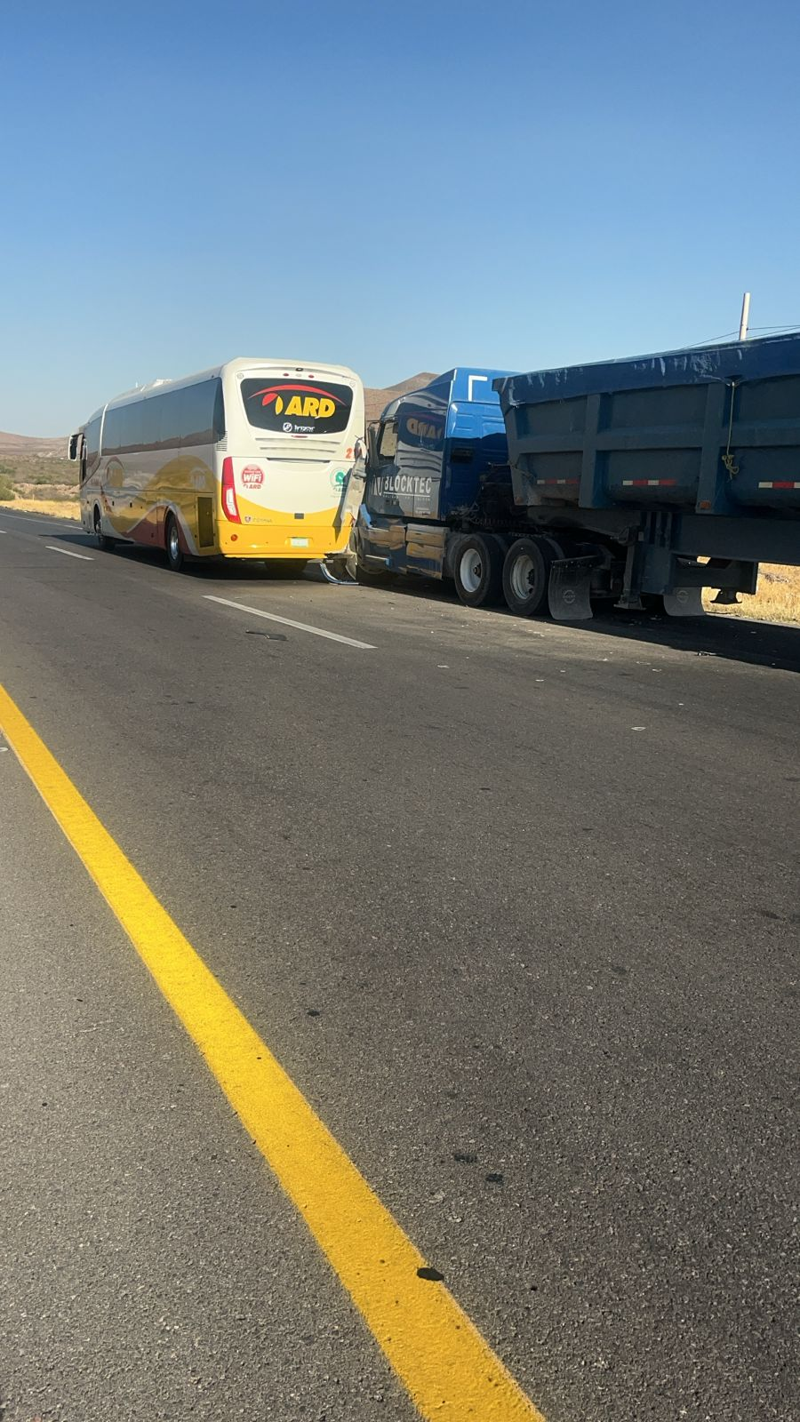 IMPACTÓ TRAILER A CAMIÓN DE «RAPIDOS DELICIAS» EN LA CARRETERA