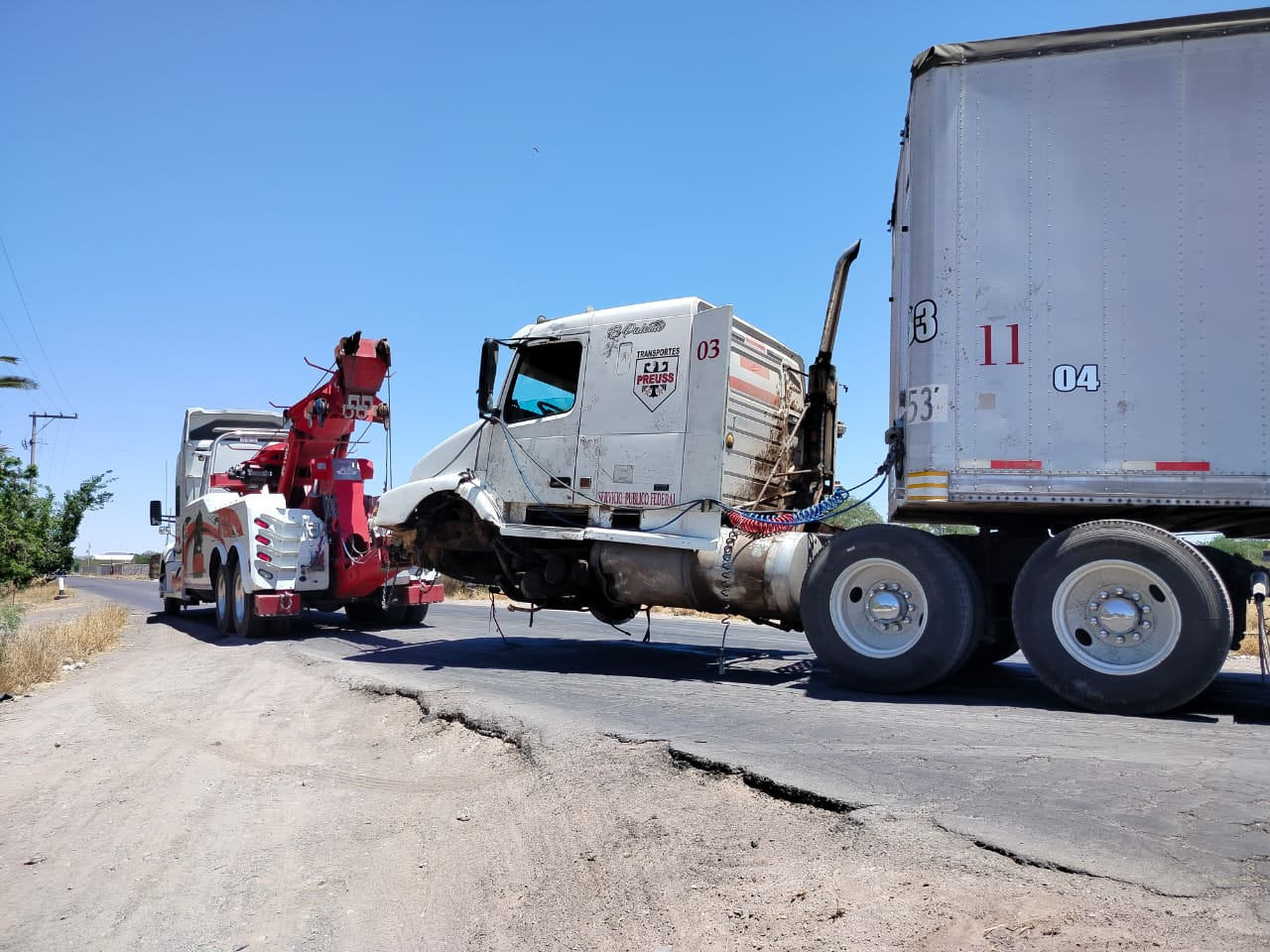 REALIZAN MANIOBRAS PARA EXTRAER TRAILER VOLCADO EN LA CARRETERA FEDERAL 45