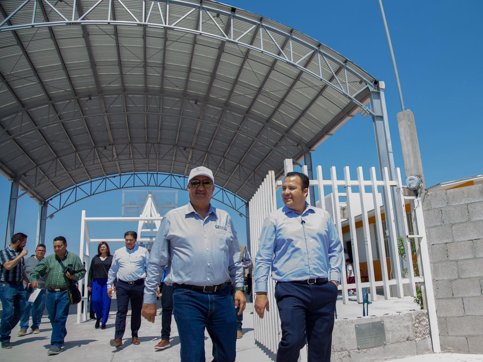 Encabezan Hugo Gutiérrez y Jesús Valenciano entrega de techumbre en primaria de la Revolución
