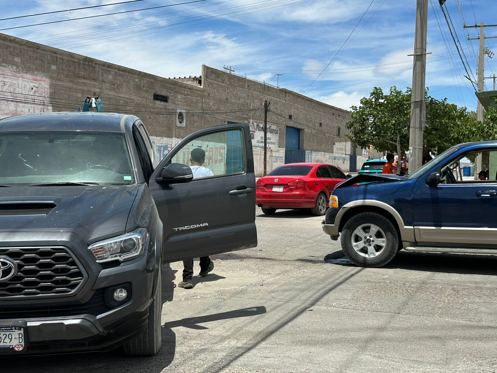 Choque múltiple deja daños materiales