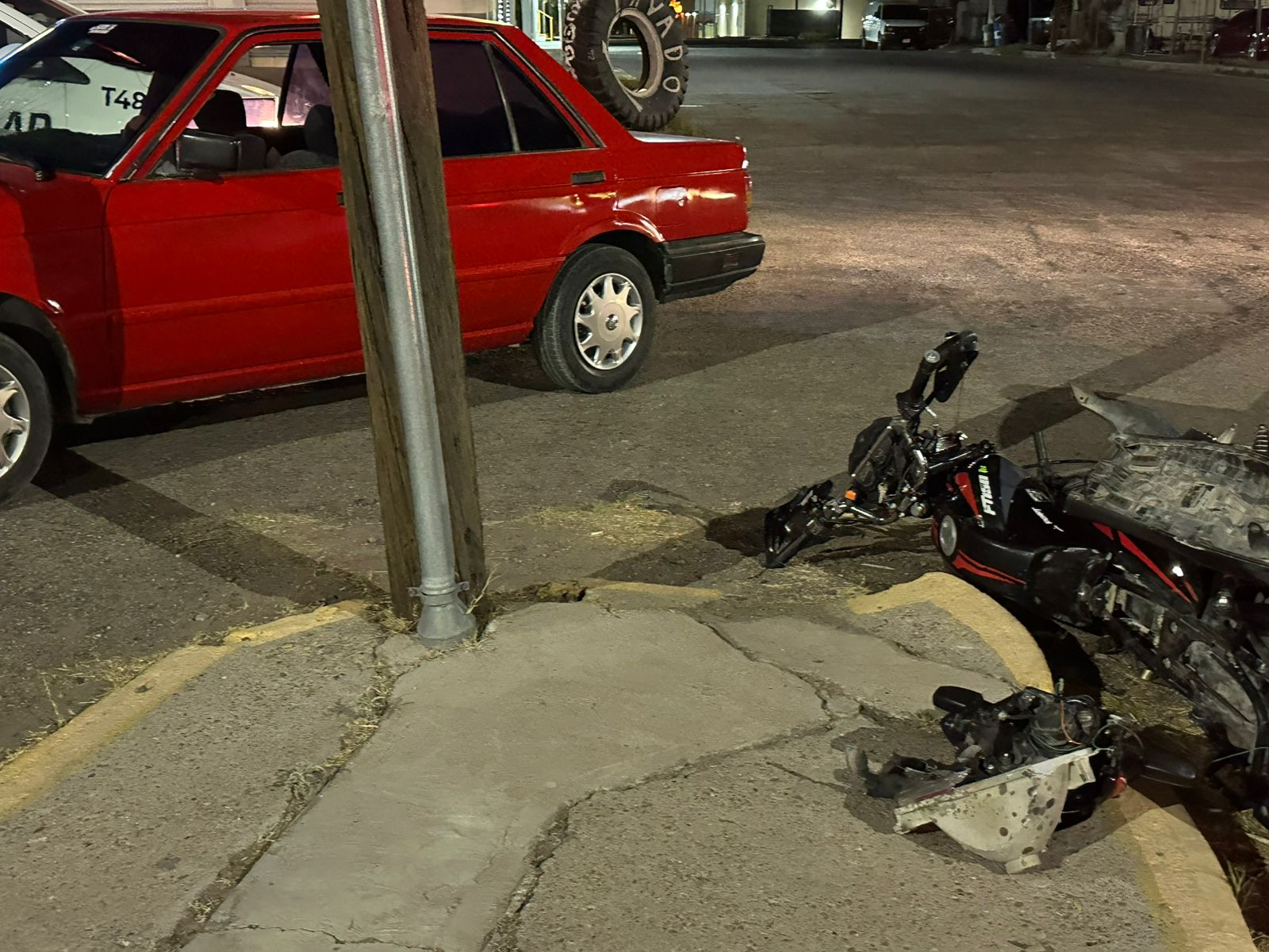 MOTOCICLISTA DESTROZA MOTO TRAS CHOQUE, RESULTÓ MILAGROSAMENTE ILESO