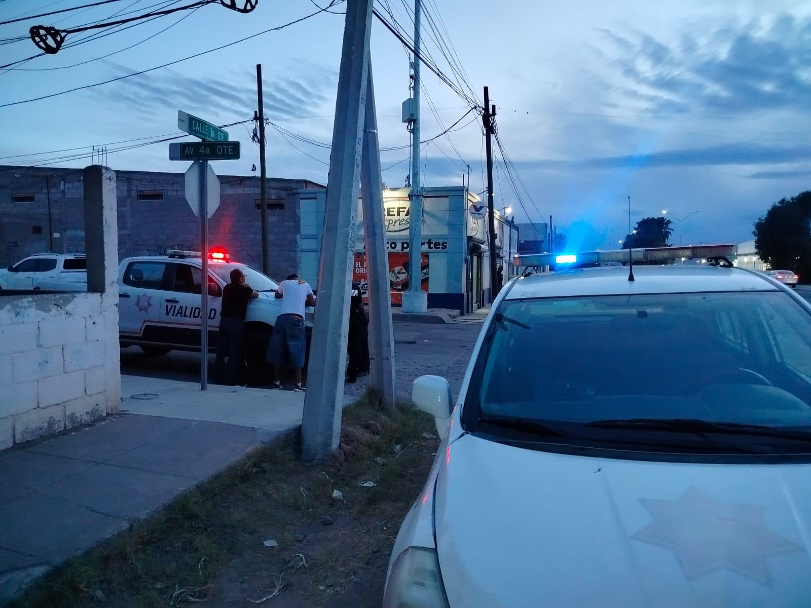QUINTA RUEDA DERRIBA CABLES Y DEJA POSTE A PUNTO DE CAER EN LA CALZADA DEL CHARRO