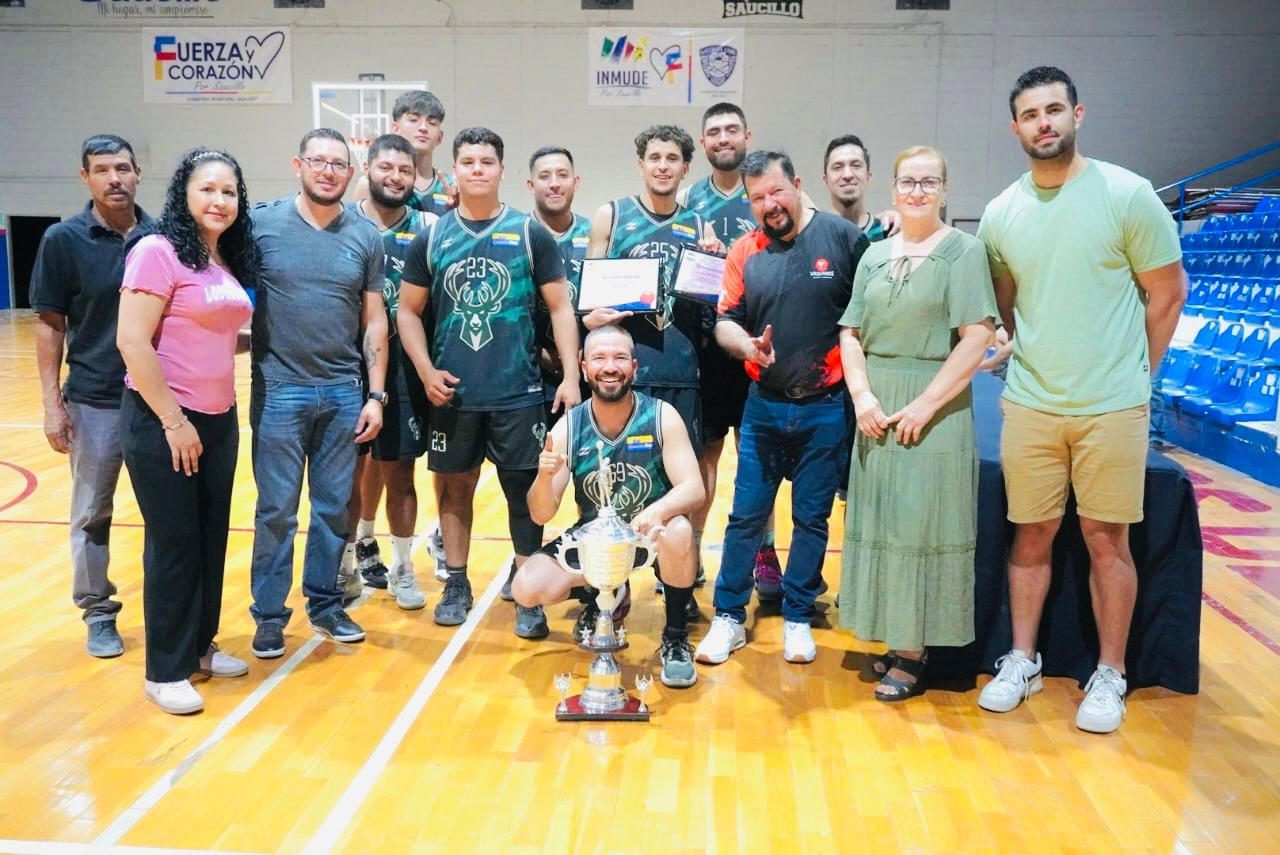 Fito Gardea premia a los campeones del básquetbol municipal