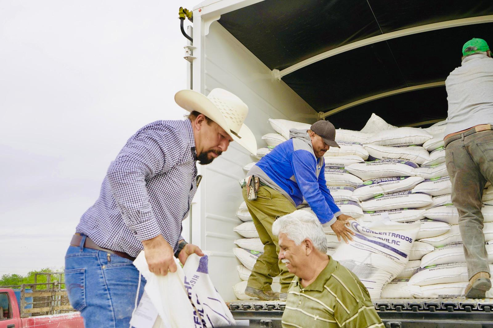 Seguiremos apoyando al campo con fuerza y corazón: Fito Gardea entrega 66 toneladas de maíz rolado subsidiado a productores de Saucillo