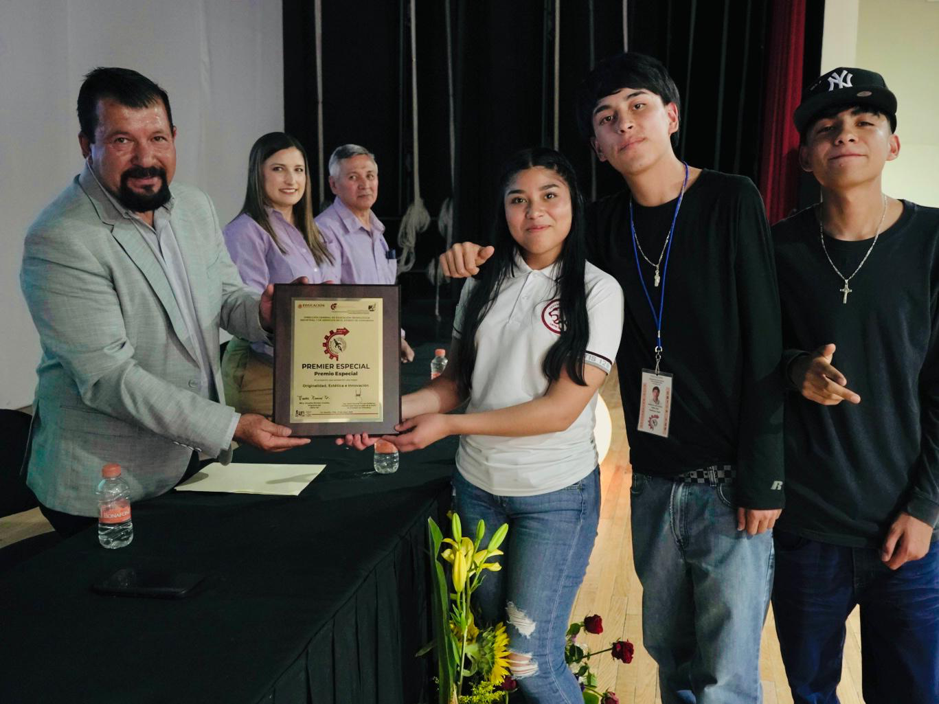 Fito Gardea reconoce talento juvenil en el VIII Concurso Estatal de Lanzamiento de Cohetes Impulsados por Presión de Agua y Aire 2025