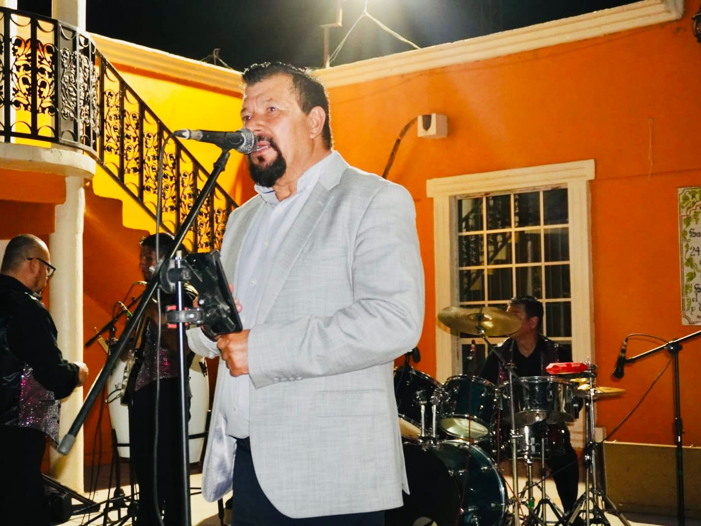 «Serenata al Corazón Docente» reúne a decenas de saucillenses en un emotivo homenaje a los maestros