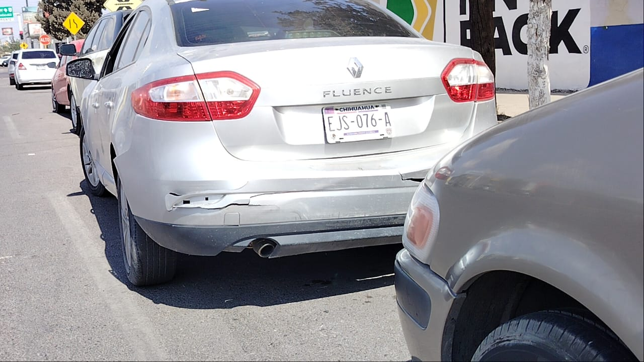 CHOQUE ALCANCE EN AVENIDA RÍO CONCHOS DEJA SOLO DAÑOS MATERIALES