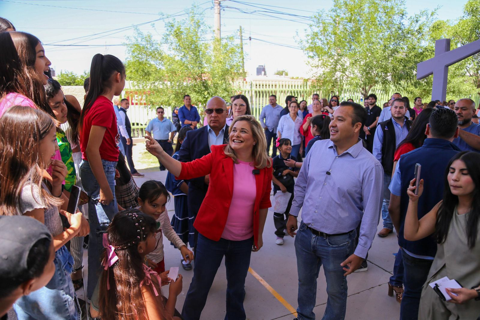 Celebran Maru Campos y Jesús Valenciano el Día del Niño en escuelas de Delicias