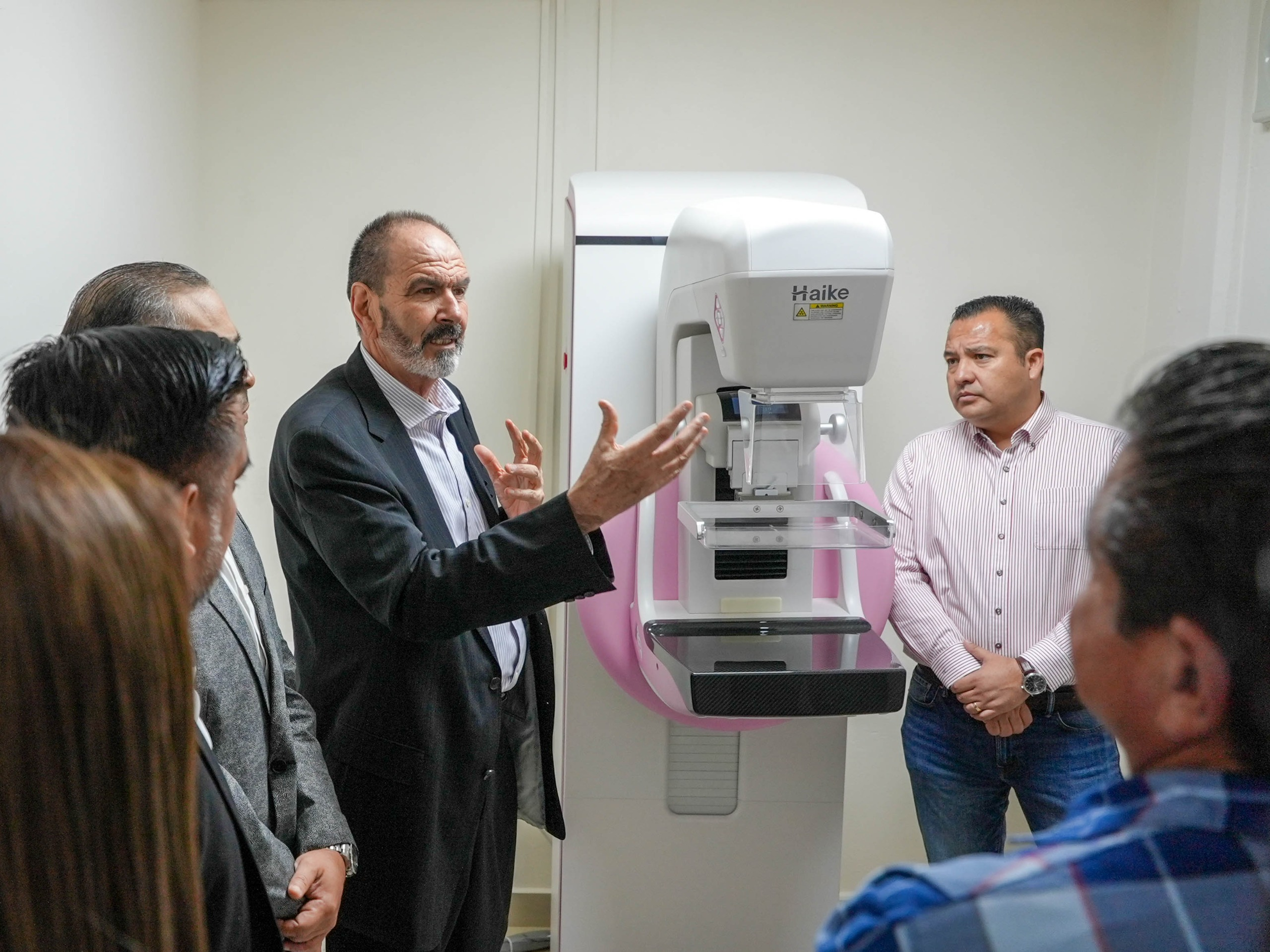 Valenciano destaca beneficio regional con nuevo equipo para detección de cáncer de mama