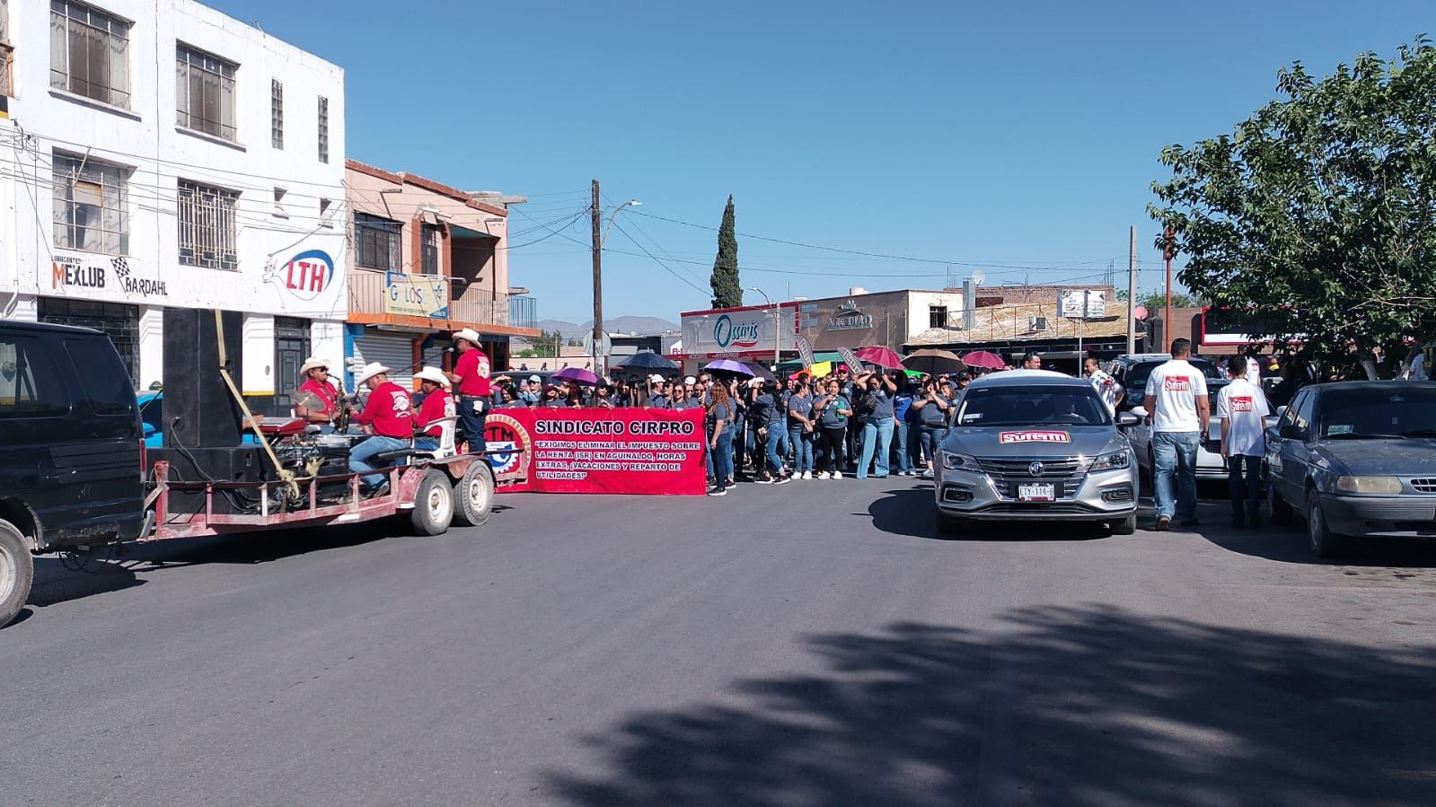 Marchan sindicatos en Delicias por el Día del Trabajo; exigen justicia laboral y alto a recortes al IMSS