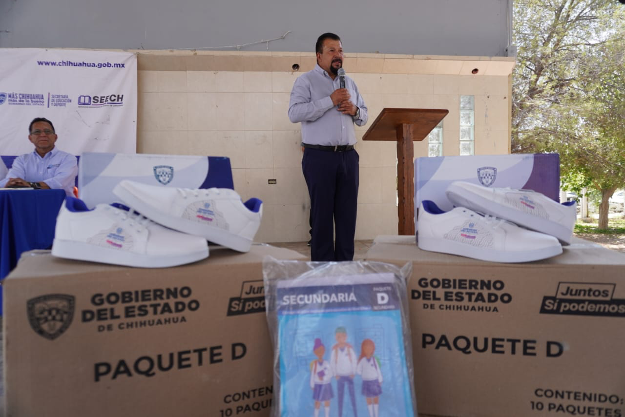 Fito Gardea lleva apoyos escolares a miles de estudiantes en Saucillo