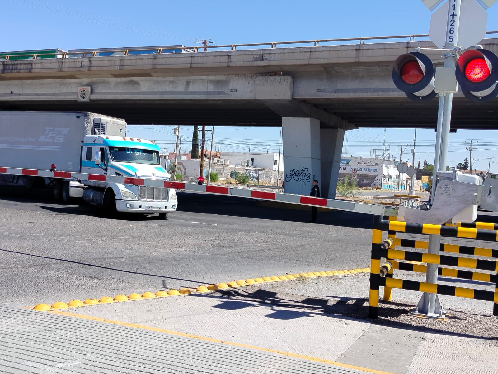 Plumas del tren en la Av. Fernando Baeza llevan más de dos meses sin funcionar; sigue el riesgo para automovilistas