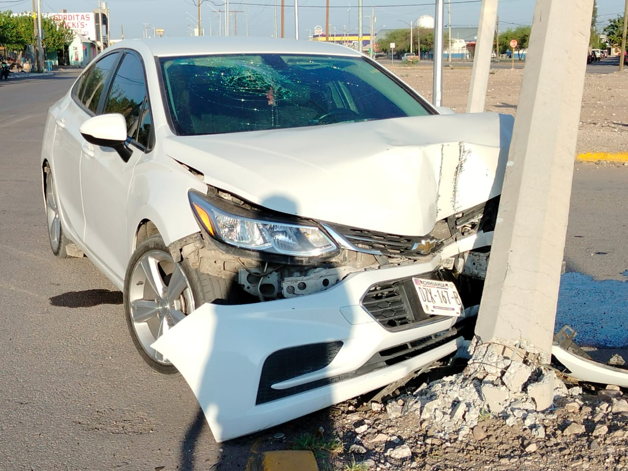 MUJER CHOCA CONTRA POSTE DE CFE FRENTE A LA SECUNDARIA 100