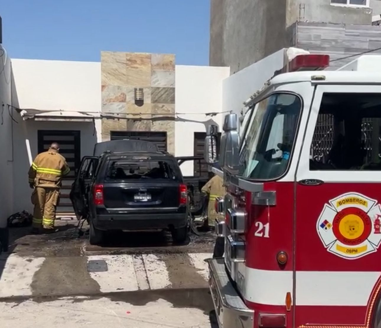 INCENDIO CONSUME CAMIONETA POR COMPLETO