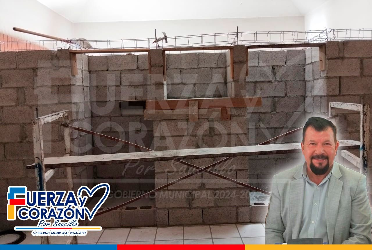 Fito Gardea apoya en construcción de muro en el templo San Miguel Arcángel en Alvareñas