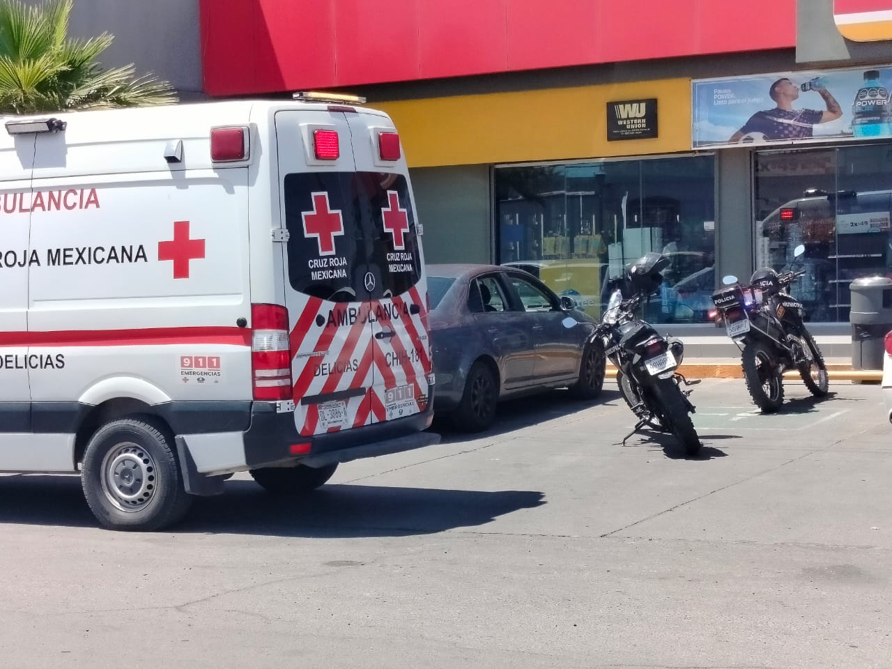 MUJER FUE ATENDIDA POR PARAMÉDICOS EN EL OXXO DEL MR. WILSON