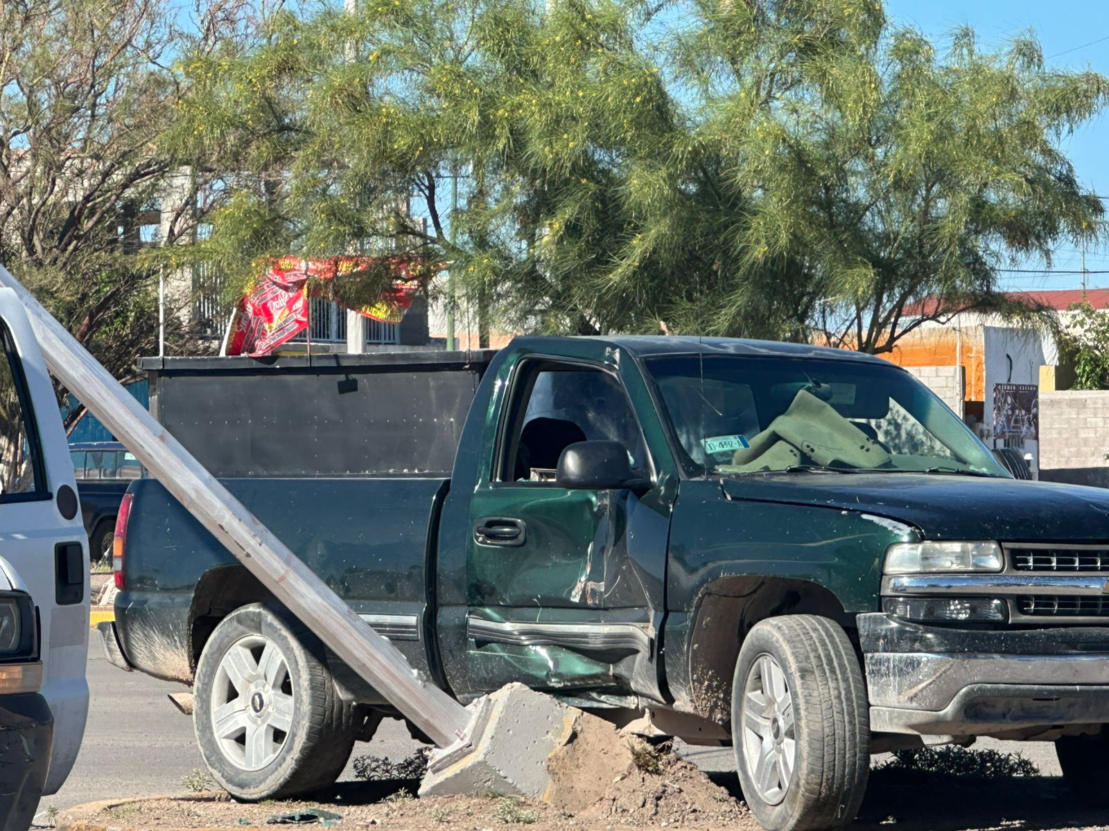 POR EXCESO DE VELOCIDAD, JOVEN CHOCA CONTRA POSTE EN LA AVENIDA SOLIDARIDAD