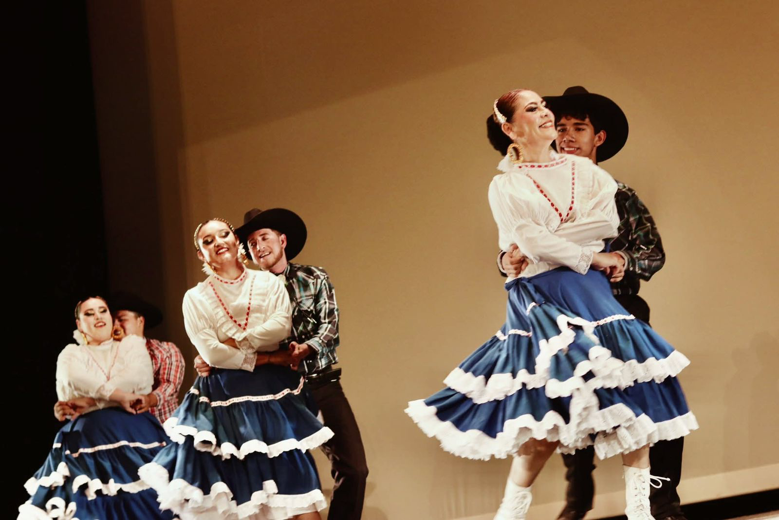 Enaltece Compañía Folklórica Municipal el nombre de Delicias en Encuentro Nacional de Danza