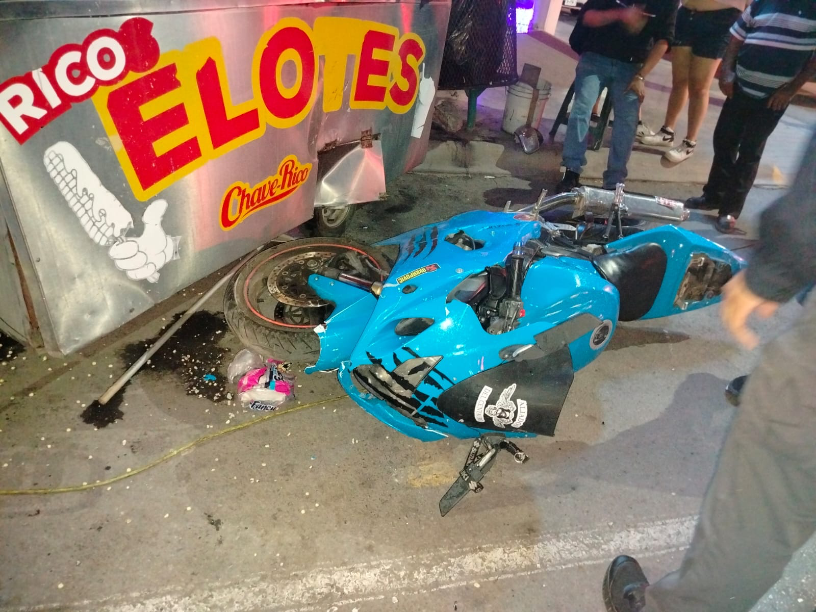 MOTOCICLISTA RESULTÓ LESIONADO TRAS CHOCAR CONTRA AUTO, PUESTO DE LOTES Y VEHÍCULO ESTACIONADO
