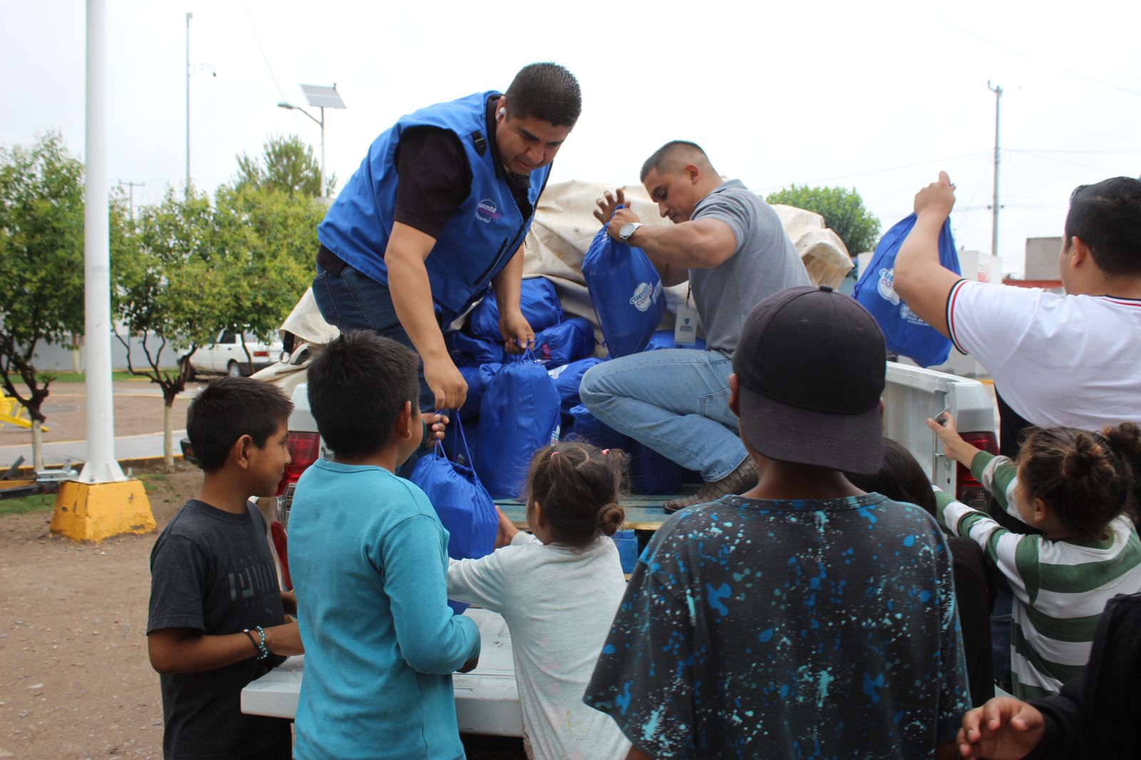 Entregan 100 kits alimentarios a jornaleros agrícolas en Delicias