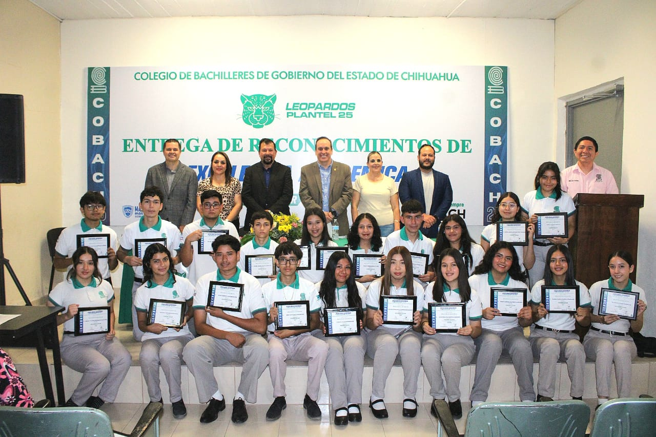 Fito Gardea acompaña a egresados del CREI en El Indio en su ceremonia de graduación