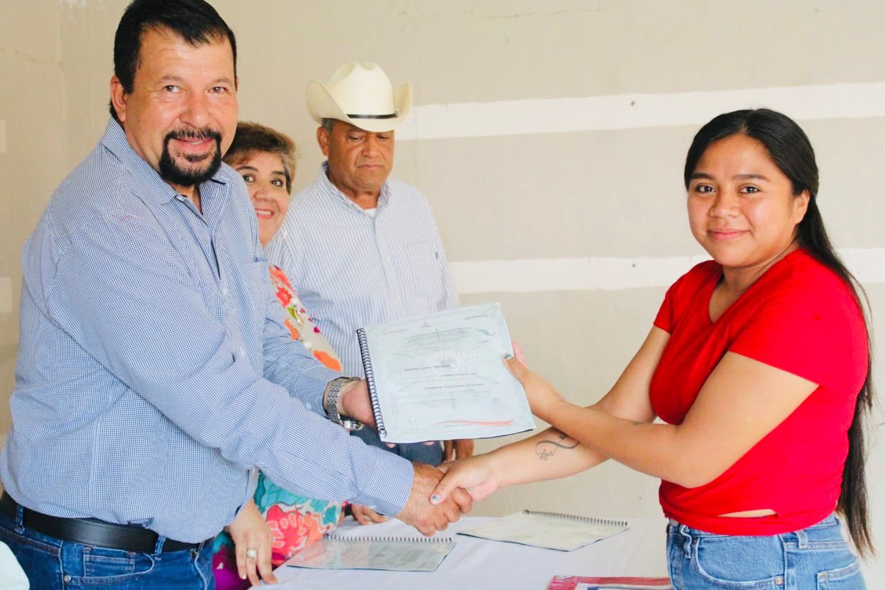 Fito Gardea impulsa el empoderamiento femenino en comunidades rurales.