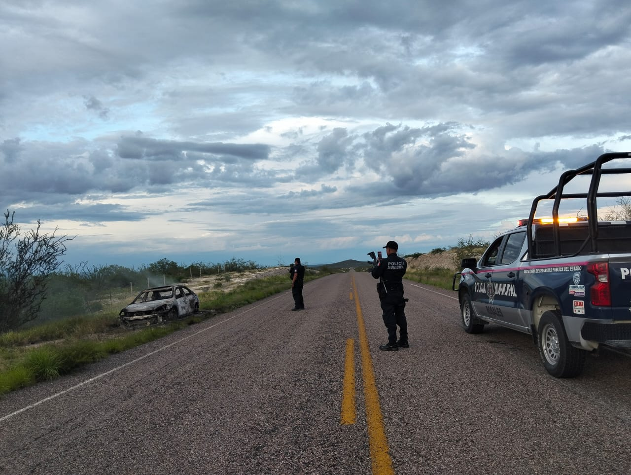 DSPM ROSALES ASEGURA AUTOMÓVIL COMPLETAMENTE CALCINADO RUMBO A SATEVÓ.