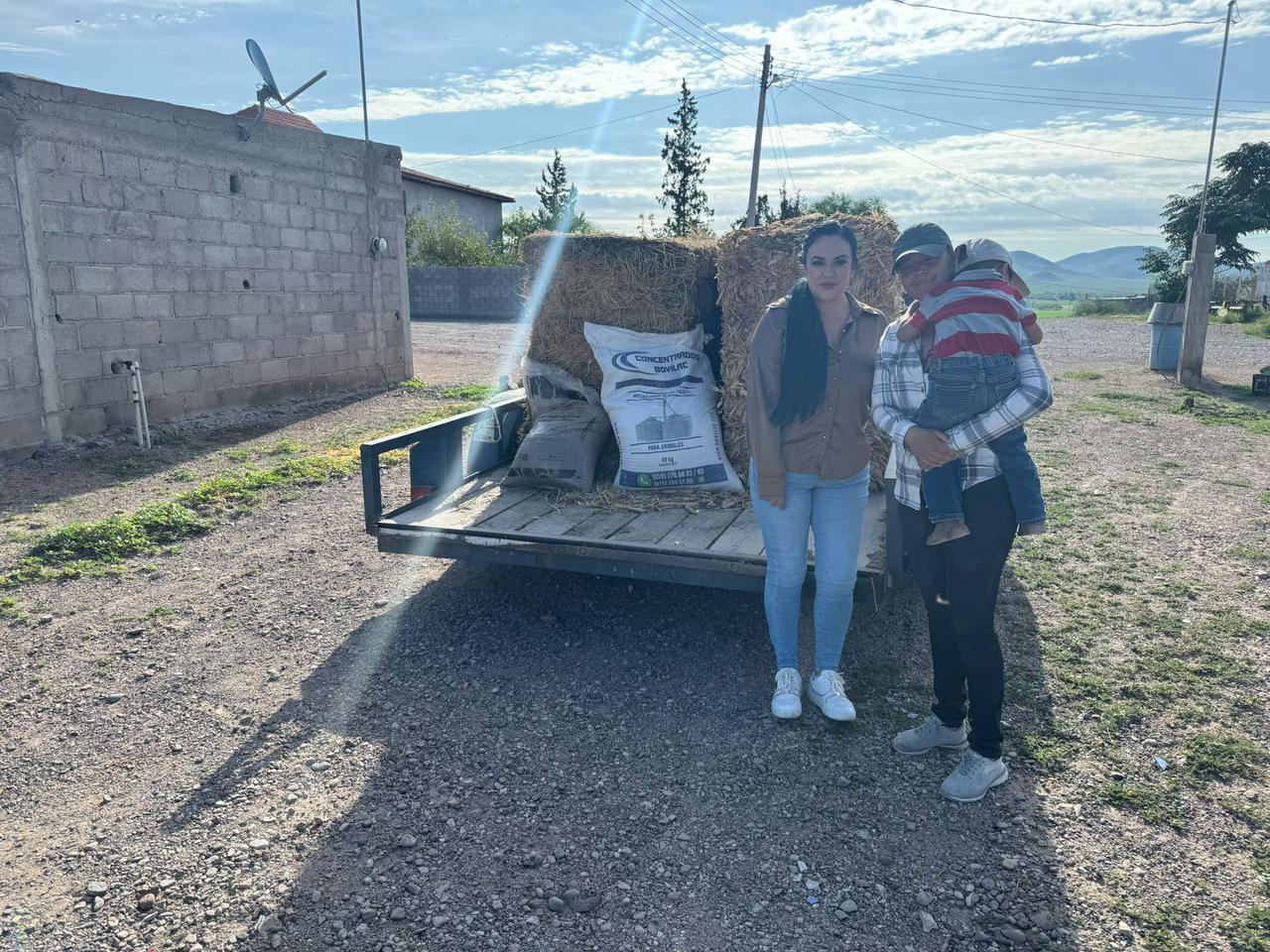 Apoya Gobierno de Meoqui a familia de Nuevo Loreto con alimento para ganado y despensas