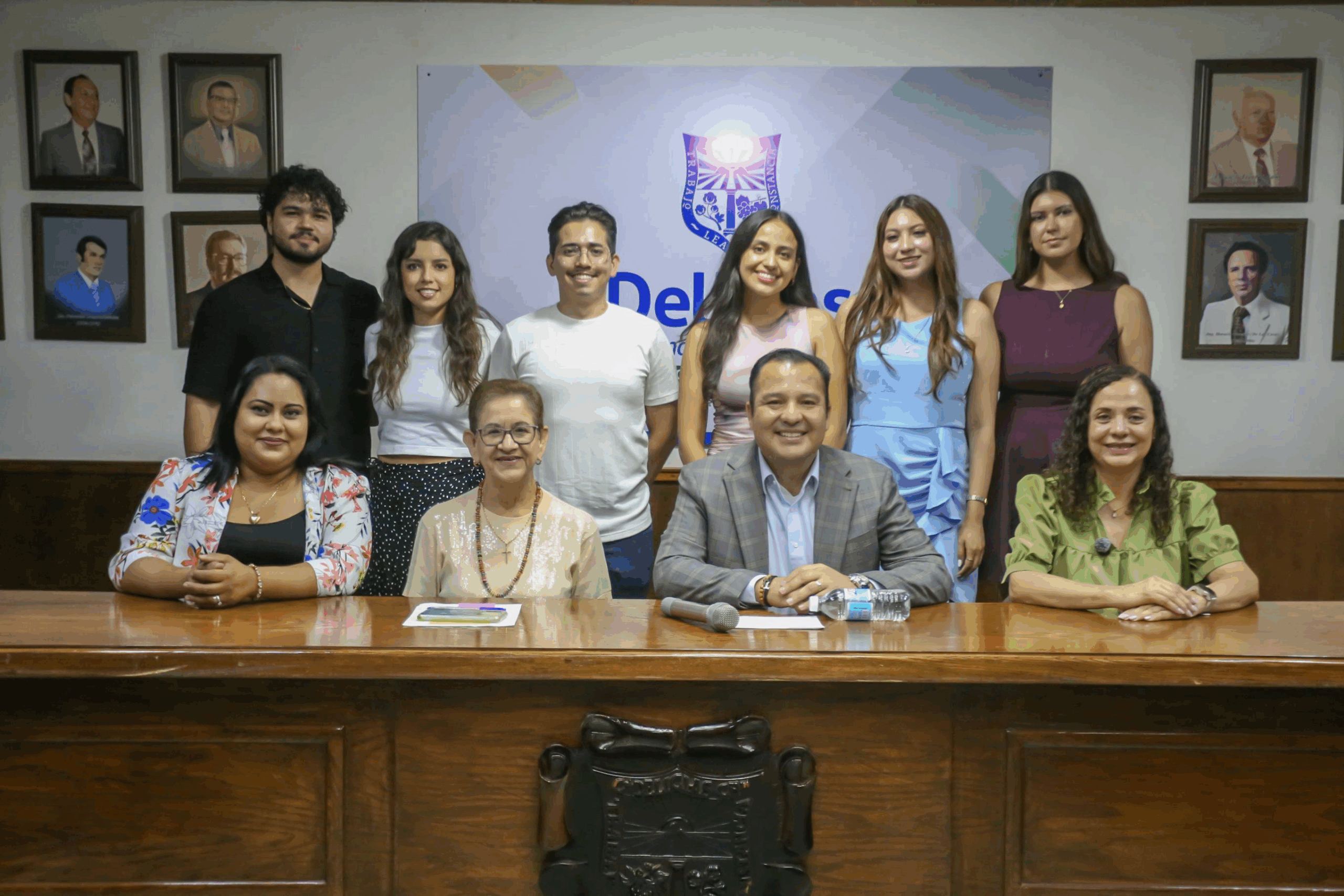 Concluyen jóvenes médicos su servicio social; alcalde Valenciano les agradece su compromiso